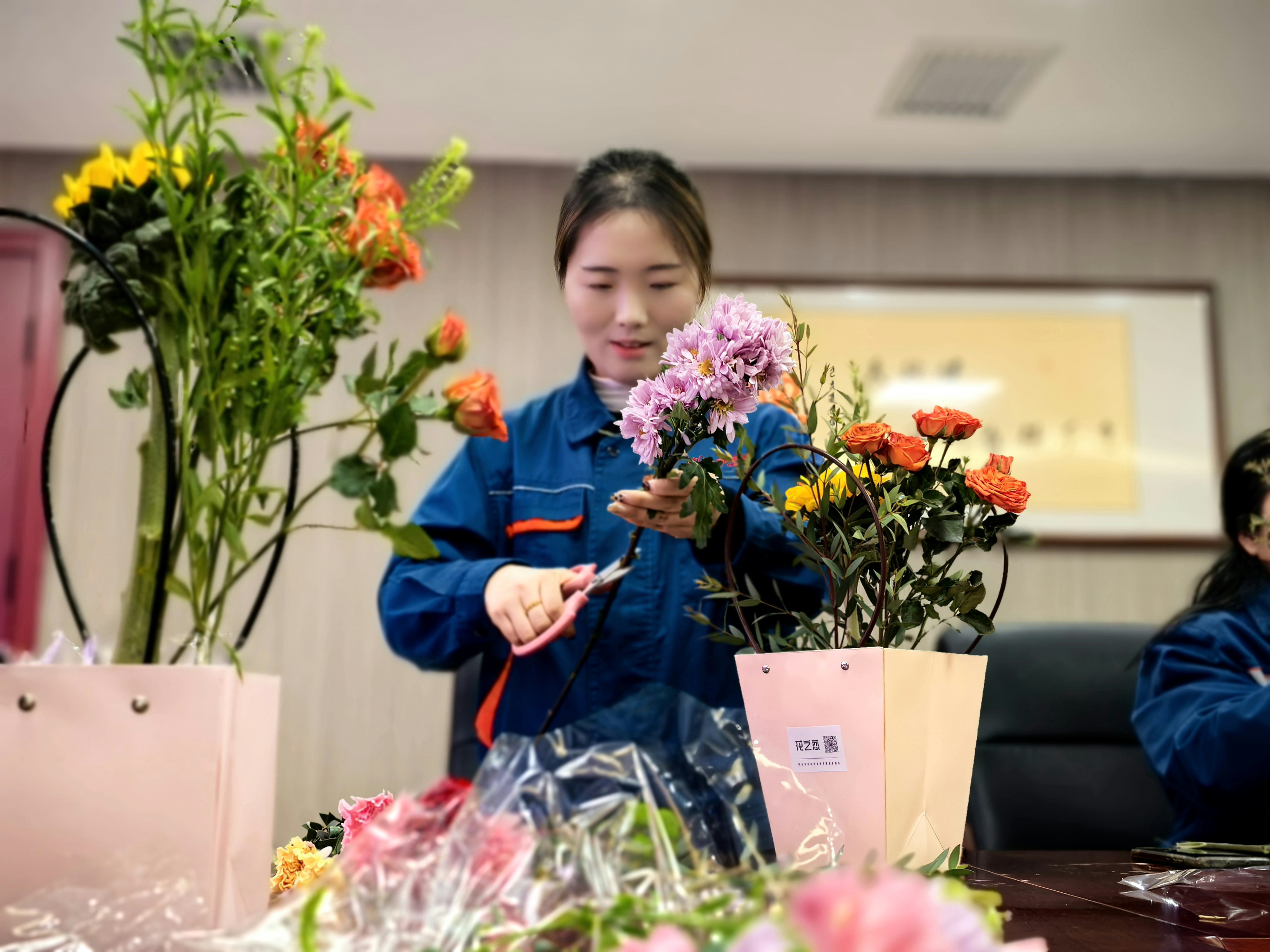 �������ഺ���뻨���衱�����½��¸���չ�����ˡ���Ů�ڲ廨�ֹ������